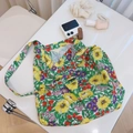 Vue à plat du sac cabas en toile fleurie avec motifs fraises et accessoires de mode - Feuilles Vertes Fleurs Jaunes (Motif fraise et fleurs)
