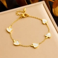 Elegante gouden titanium stalen hartjes armband met witte schelp inleg op een sieradendoosje - Blad Hart Armband (B1455)