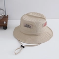 Dettaglio cappello beige con etichette di montagna e cinturino sottogola regolabile - 50cm (1-3 anni) / Beige