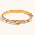 Dettaglio del bracciale occhio portafortuna dorato con cristalli bianchi e chiusura a molla - Bracciale Rigido con Fermaglio Pavé di Zirconi Tondi - Oro