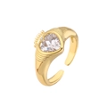 Dettaglio dell'anello dorato con zircone a cuore e montatura a corona regolabile - Cuore di Gesù Oro
