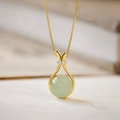 Elegante collana in titanio dorato con ciondolo in giada verde e piccoli accenti di diamante - Sacchetto della Fortuna Verde / Catena a Scatola