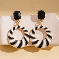 Orecchini pendenti vintage con strass neri e dettagli a spirale in bianco e nero eleganti - Nero