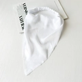 Dettaglio di un foulard di raso bianco con fascia elastica su uno sfondo minimalista - Satin Bianco Puro