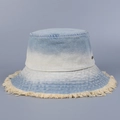 Detailansicht eines Jeans-Anglerhutes mit Farbverlauf, Fransenrand und gewaschener Optik - Hellblau