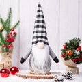 Gnome de Noël avec chapeau à carreaux noir et blanc sur socle en bois rustique - Chapeau à Carreaux Noir et Blanc / Blanc