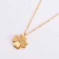Collana con ciondolo a quadrifoglio in acciaio al titanio dorato con finitura sabbiata fine - Oro