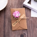 Busta in carta kraft marrone con fiore secco ed etichetta Especially for you - 05 Garofano Rosa