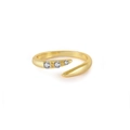 Macro detallada de un anillo de plata S925 dorada con tres circonitas graduadas - Abierto Ajustable / Oro-Zirconia Blanca