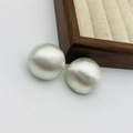 Boucles d'oreilles boules argentées mates avec finition en métal brossé - Boucles d'Oreilles Hémisphériques Brossées 25mm