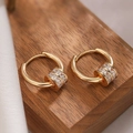 Elegante vergulde oorringen met zirkonia kralen gepresenteerd op houten display - Bolvormige Hanger / Goud