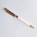 Dettaglio di una penna a sfera bianca creativa con riempimento in pietre di cristallo - Refill Nero 14cm / Terahertz
