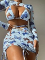 Detail eines hellblauen Bikini-Sets mit Schmetterlingsdruck und passendem Kordelzug-Rock - S / Blau