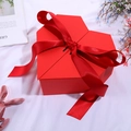 Elegante confezione regalo rossa a forma di cuore con nastro di raso per matrimoni e San Valentino - Erba di Rafia (20g) / Rosso Stellato