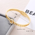 Brazalete de acero dorado con corazones huecos y diseño de árbol de vida con cristal - Dorado