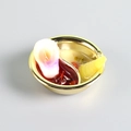 Miniatur Yin-Yang-Hot-Pot-Modell mit goldener Metalloberfläche und bunten Lebensmitteln - Austern Eintopf / Ohne Schnalle