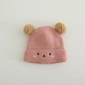 Texture détaillée du bonnet d'hiver rose pour bébé avec deux pompons marrons et visage d'ours - 1-3 Ans / Rose