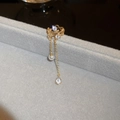Dettaglio dell'ear cuff dorato con fiori in zircone e perle d'imitazione - 8# Nappa Fiore in Zirconia (Orecchio Sinistro Oro)
