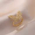 Macro d'une bague papillon dorée avec zircons sur fond en tissu beige doux et élégant - Ouvert Réglable / Doré
