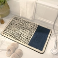Dettaglio tappetino da bagno rettangolare in peluche con motivo minimalista blu e beige - 40x60cm / Blu