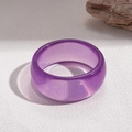 Nahaufnahme eines lila-transparenten Harzrings mit Glitzer auf minimalistischem Hintergrund - Klein / Durchscheinendes Lila Glitzer