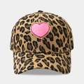 Dettaglio della toppa a cuore rosa ricamata su un berretto da baseball leopardato - Leopardo Cuore Rosa