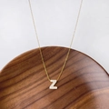 Collier minimaliste pour femme avec pendentif lettre Z en nacre et chaîne fine dorée - Lettre Z