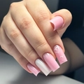 Lange quadratische Kunstnägel in Rosa und Weiß mit minimalistischem Herzmuster - Kleber-Stil (JP3057)