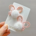 Dettaglio di fermagli per capelli a orecchie di coniglio con pompon di pelliccia e strass - Fermagli Semirivestiti in Pizzo Bianco+Rosa (1 Paio)