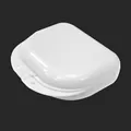 Custodia bianca per apparecchio dentale in plastica con coperchio a ribalta e foro - Bianco