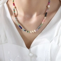 Collana di perle d'acqua dolce e pietre naturali multicolore indossata sul collo - Collana di Perle in Pietra Naturale (P1754)