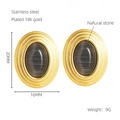 Detalle de pendientes ovales de acero inoxidable bañados en oro de 18K con piedra natural - Chapado en Oro de 18K / Piedra natural negra