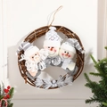 Couronne de Noël en rotin avec figurines en peluche du Père Noël et de bonhommes - Style 2 (Père Noël/Bonhomme de Neige) / 33x33cm