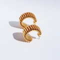 Goldene C-förmige Ohrringe mit strukturierter Spiralrippe und sicherem Steckerverschluss - Gold