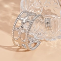 Detail van zilverkleurige armband en ring set met holle klaver en kralenranden - Zilveren Bloem (Armring + Ring Set)