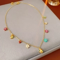 Detailansicht der Goldkette mit Marienkäfer- und Blumenanhängern und bunten Edelsteinen - Halskette / Gold-Mehrfarbig