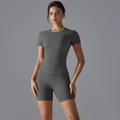 Détail d'un ensemble de yoga en nylon élastique avec t-shirt et short de sport ajusté - Gris foncé