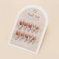 Detail von braunen French-Nails mit Farbverlauf, weißen Schleifen und Perlen - By1440 Handgefertigte Fingernägel Größe M 10 Stück/box / Werkzeugsatz-Stil