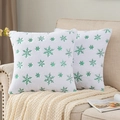 Coussins de Noël en peluche blanche avec des flocons de neige pailletés verts sur canapé - Flocon de Neige Vert