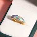 Detail van gekleurde emaille stippen op goud vergulde verstelbare ring in doos - Verstelbaar Open / Stijl 1 (Roze Paars Cyaan Stippen)