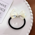 Elegante elastico per capelli con fiocco bianco perlato su un piatto bianco decorativo - Elastico per capelli / 5.4cm / Bianco Abbagliante-Elastico per capelli