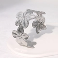 Bracciale rigido in acciaio inossidabile argento con fiori 3D su supporto bianco - Color Acciaio