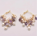 Elegante Goldohrringe mit natürlichen Süßwasserperlen und lila Amethyst-Akzenten - Amethyst-Set Creolen