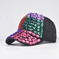 Dettaglio di strass colorati incastonati a mano su un cappellino da baseball in cotone nero - Regolabile / Colorato