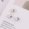 Set van drie witte visvormige emaille bedeltjes met boze oog detail en gouden rand - Wit