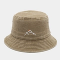 Nahaufnahme der Bergsonne-Stickerei auf einem gewaschenen khakifarbenen Fischerhut - M (56-58cm) / Khaki