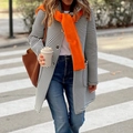 Dames gestreept vest met capuchon voor de herfst met een opvallende oranje sjaal in de stad - S / Zwart