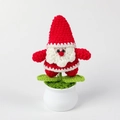 Détail du tricot fait main du Père Noël en crochet dans un petit pot en céramique blanc - Plante en Pot Père Noël Stéréoscopique