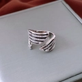 Nahaufnahme des Vintage-Ringes mit schwarzen Emaille-Streifen und weißen Zirkonia-Steinen - Offener verstellbarer Stil / Silber/Schwarz