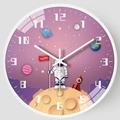 Runde 20cm Wanduhr mit lila Weltraum-Astronauten-Motiv und Erfolg-Illustration für Kinder - 3069 Weißer Rahmen